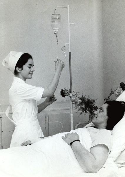 Déjà à l'époque, les infirmières étaient des femmes... | Source :  Lychar02, Creative commons